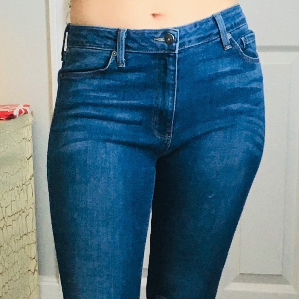 High-waist Distressed Jegging